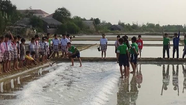 Hình ảnh trãi nghiệm một ngày làm diêm dân.jpg